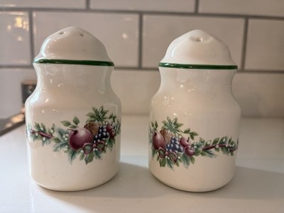 Vintage Pfaltzgraff Holly Joy salt & pepper shaker set In Mint Condition