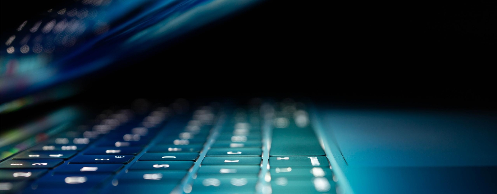 Nahaufnahme eines aufgeklappten Laptops von der Seite