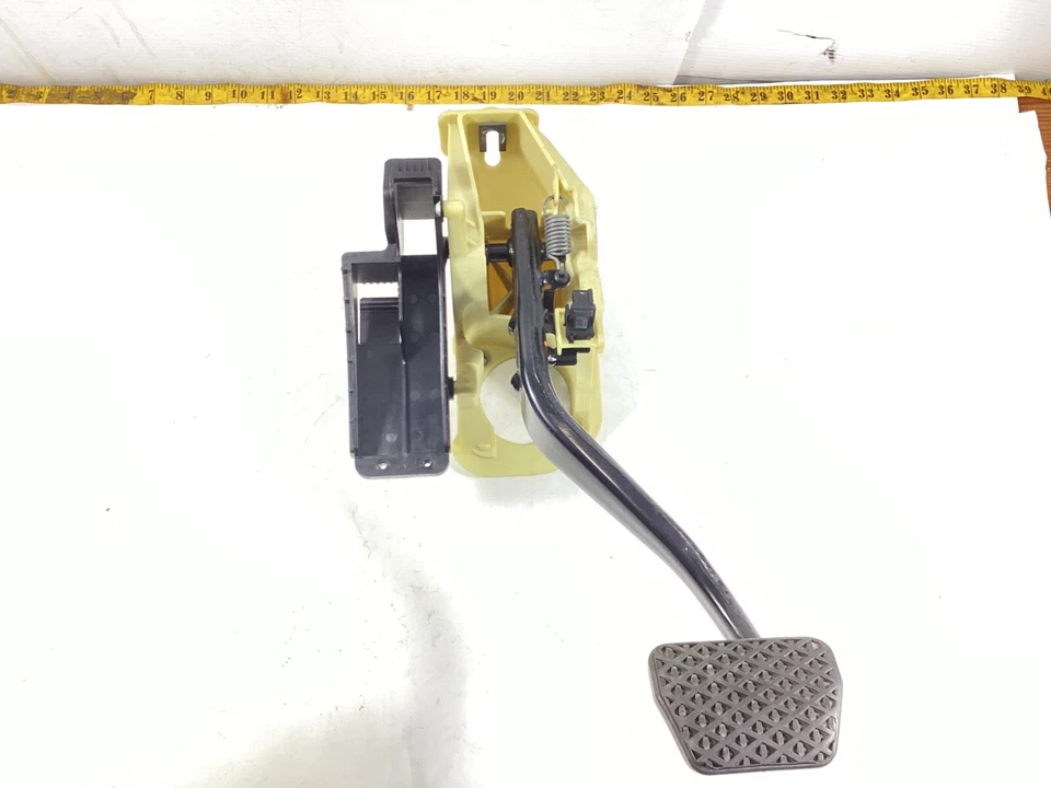 BMW 550I 535I F10 2011-2016 pedal de parada de freno con soporte de montaje OEM. Foto 2 de 4