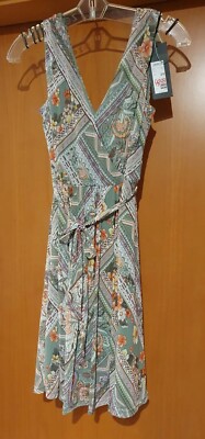 ZERO Essentials Sommerkleid Grün Gr. 34 V-Ausschnitt Boho Style - NEU