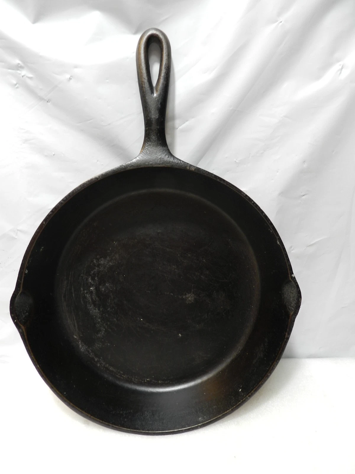 Vintage Lodge 3 Notch #7 Cast Iron Skillet With Heat Ring 10" Sits Flat (I35S)