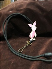 DISNEY Przypinka Smycz Laniere Prosiaczek Prosiąt