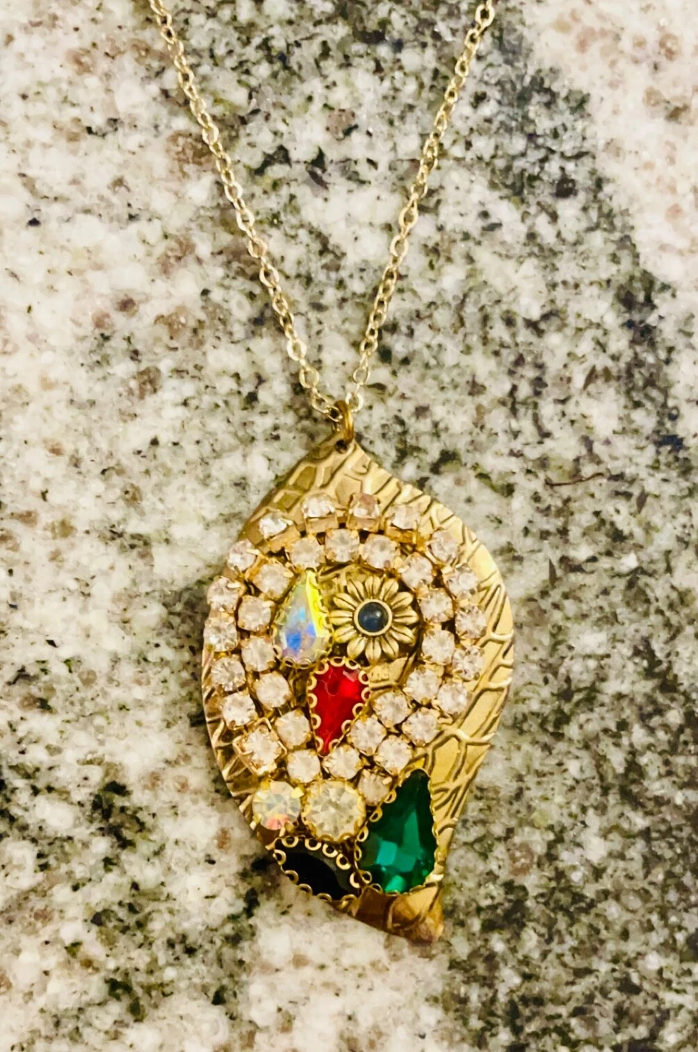 Elégant collier pendentif Gucci marguerite feuille d'or et multicolore réutilisé