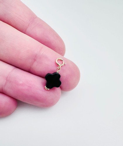 Pequeño colgante de trébol de ónix negro de oro amarillo macizo de 14 quilates con cierre de resorte - Imagen 18 de 18