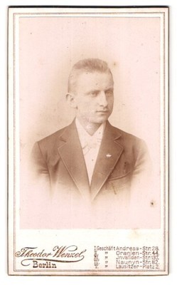 Fotografie Theodor Wenzel, Berlin, Andreasstr. 28, Portrait charmanter junger M 