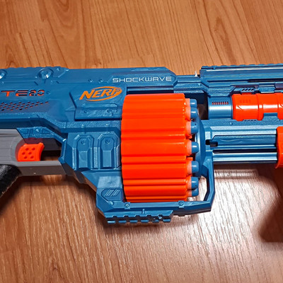 NERF N-Strike Elite Shockwave Dart-Blaster mit vollem Trommelmagazin, +8 Darts