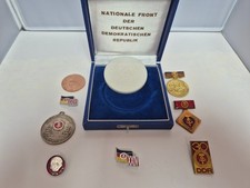 Ehrenmedaille Nationale Front in Originaletui und weitere Abzeichen