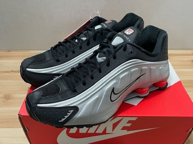 【NIKE】Shox R4 llic Silver Red HQ1988-002★人気急上昇中 Nike Shox R4 Metallic Silver Red Sneakers Shoes HQ1988 - 002