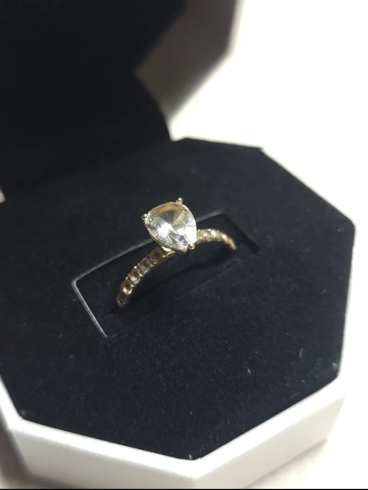 Anillo de compromiso en forma de pera Foto 2 de 3