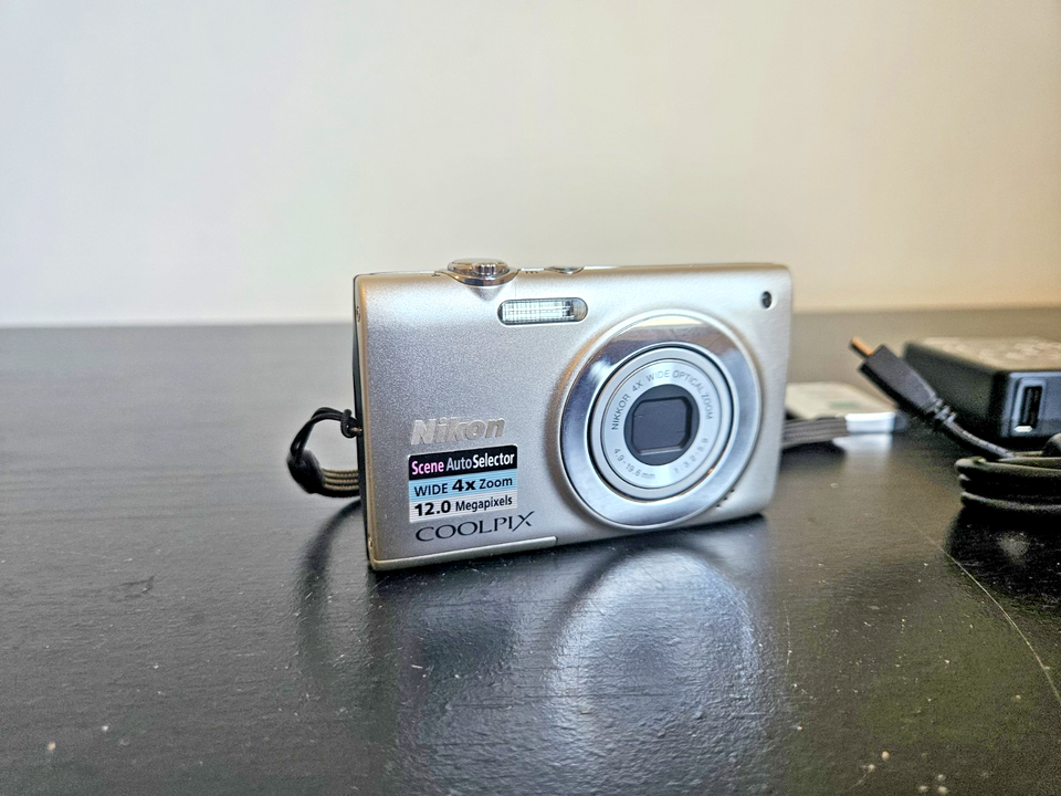 Nikon Coolpix S3000 Argenté 12MP Zoom 4x - Pour Pièces (ne Fonctionne Pas)