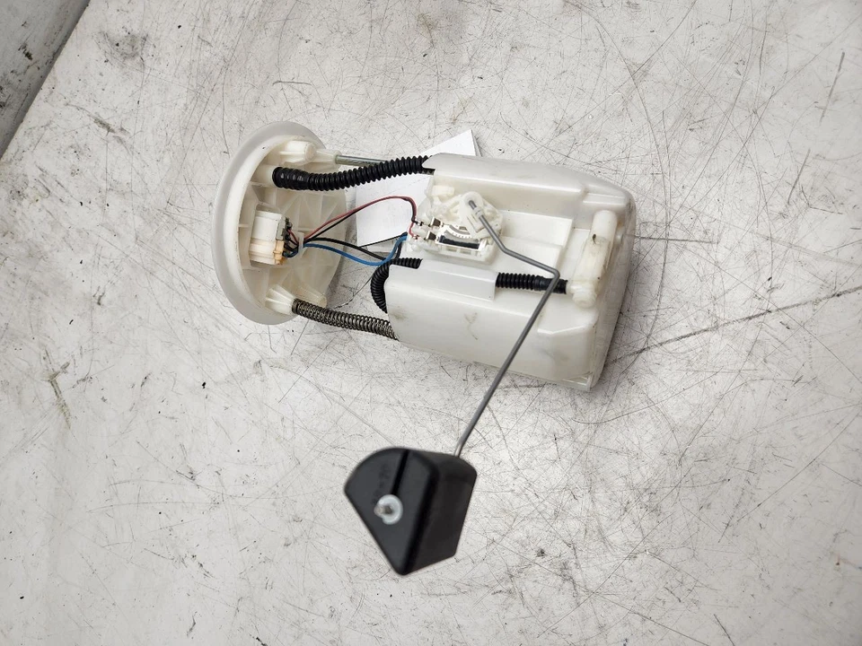 Conjunto de bomba de combustible Mazda CX-5 2013-2016 montado en tanque tracción delantera PE011335X Foto 3 de 4