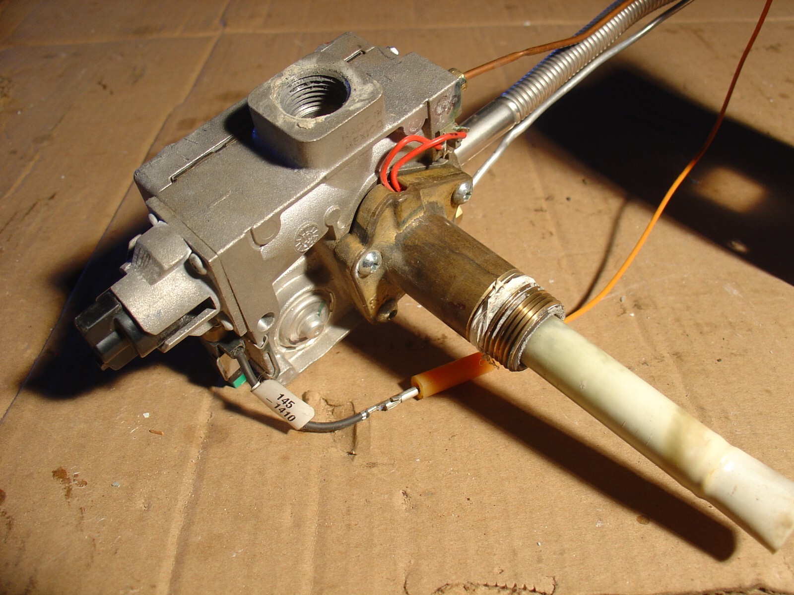 Water Rodgers White Rodgers AP14270F 37c73u-835 Water heater valve Nat. Gas Came off ...