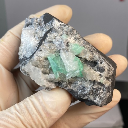 VERY CLEAR NATURAL EMERALD CRYSTAL ON MATRIX FROM MUZO COLOMBIA 119,73 grams - Picture 2 of 10