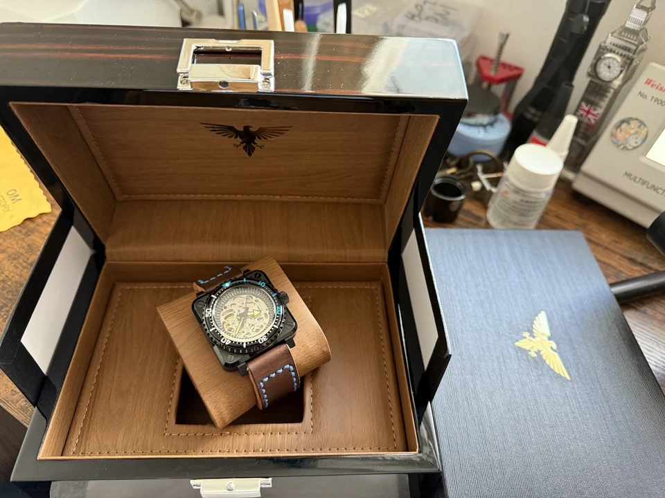 Reloj Skeleton mod a medida impulsado por Seiko NH70 movimiento automático hecho a mano Foto 3 de 4