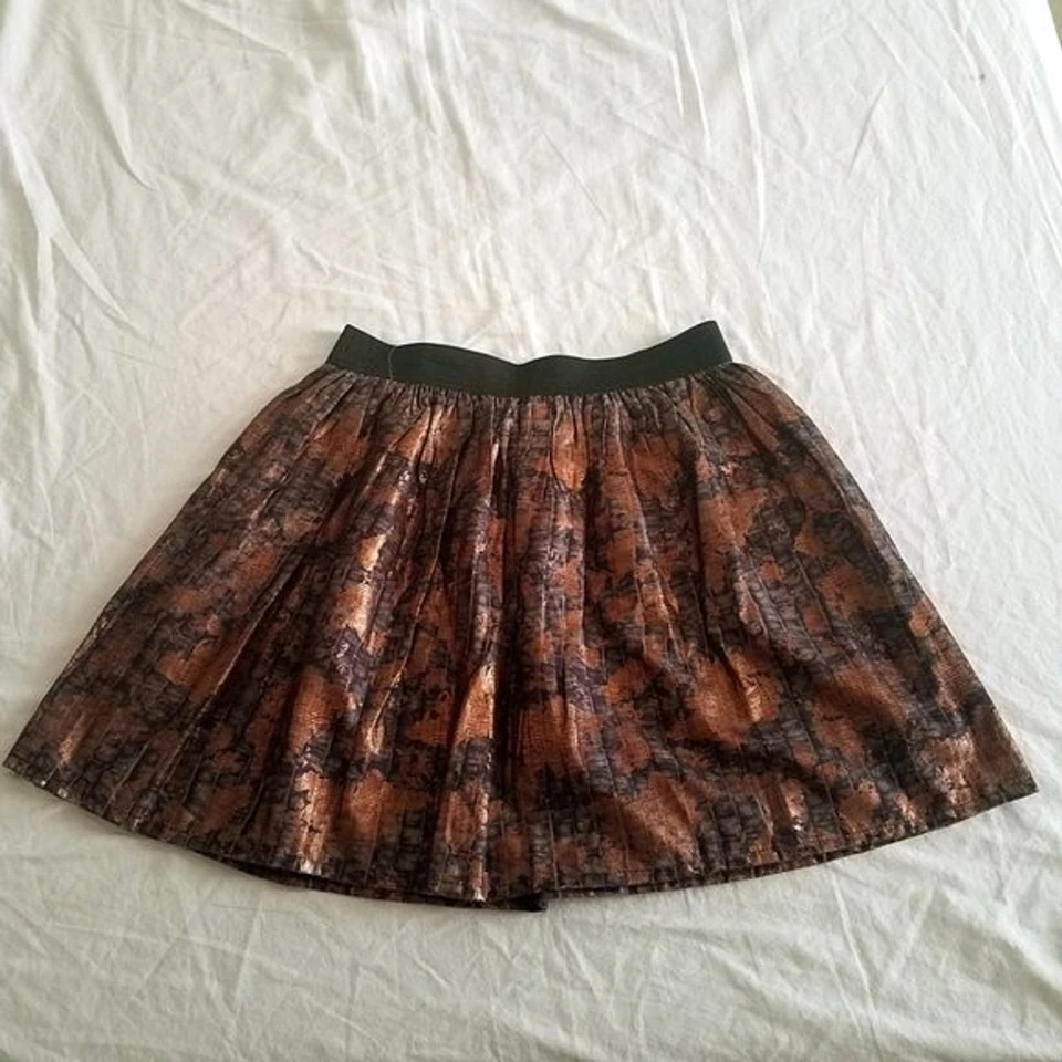 Mini-saia plissada bronze preta cintura elástica grande - Imagem 2 de 4