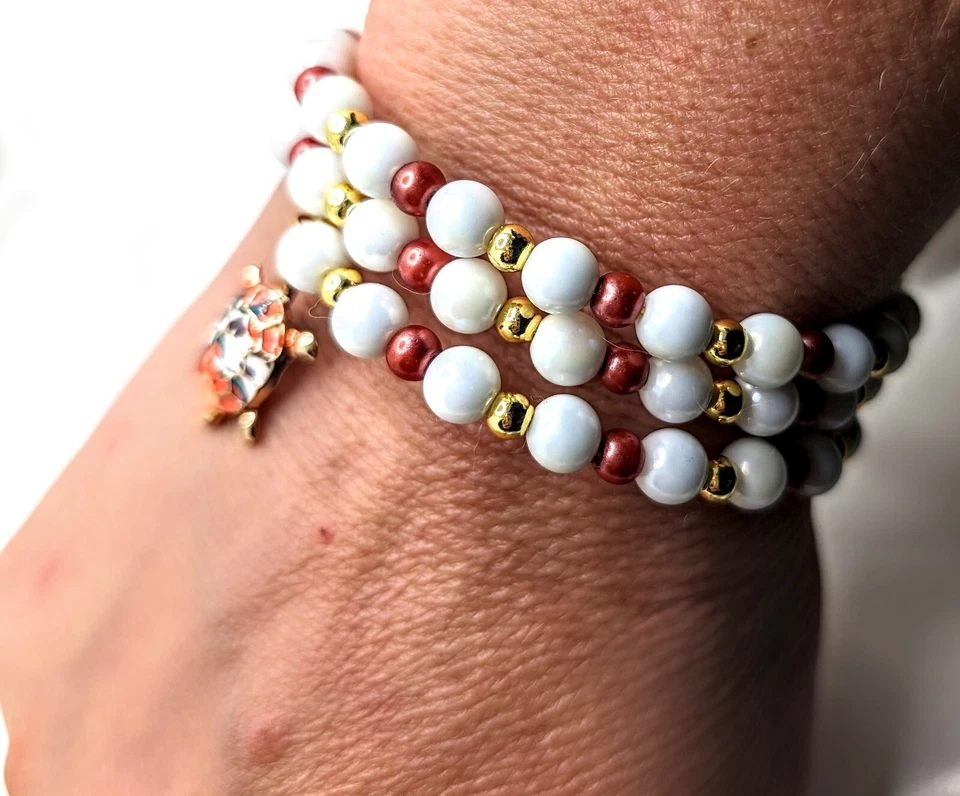 Brazalete de porcelana con cuentas de oro de 18 quilates y perlas con dije de tortuga marina Foto 3 de 3