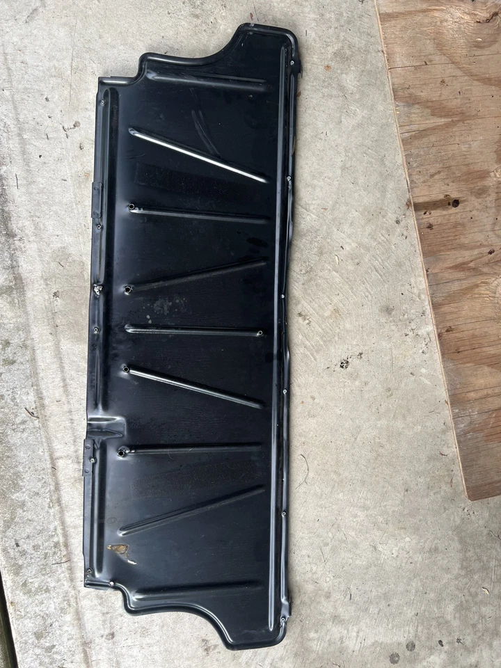 梅赛德斯奔驰 W123 300D 燃油罐滑板面板盖三轮盾 — 第 2/4 张图片