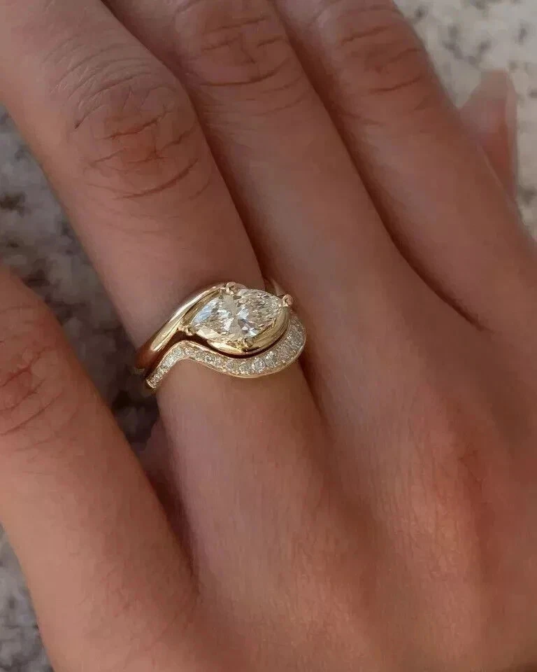 Anillo bypass de diamantes simulados de corte marquesa de 2 quilates para mujer enchapado en oro amarillo de 14 quilates Foto 4 de 4