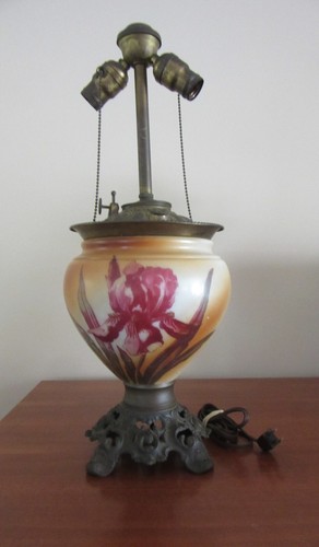 ANTIQUE CONVERTED BRASS VICTORIAN PARLOR OIL LAMP W/FLORAL GLOBE - WORKS - Picture 1 of 8