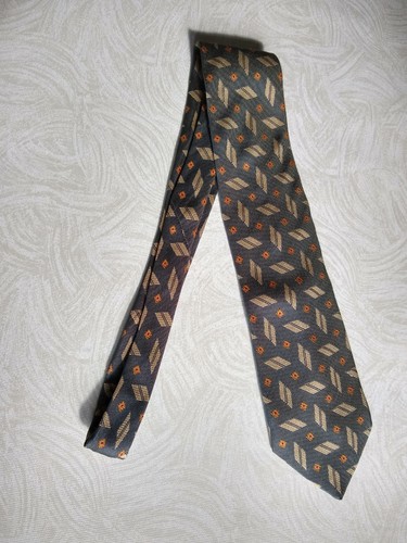 DUNHILL MID GREY TIE – USED - GEOMETRIC PATTERN – 100% SILK – MADE IN ENGLAND - Picture 2 of 9