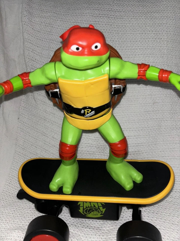 Teenage Mutant Ninja Turtle en monopatín 2023 sin control remoto Foto 2 de 4
