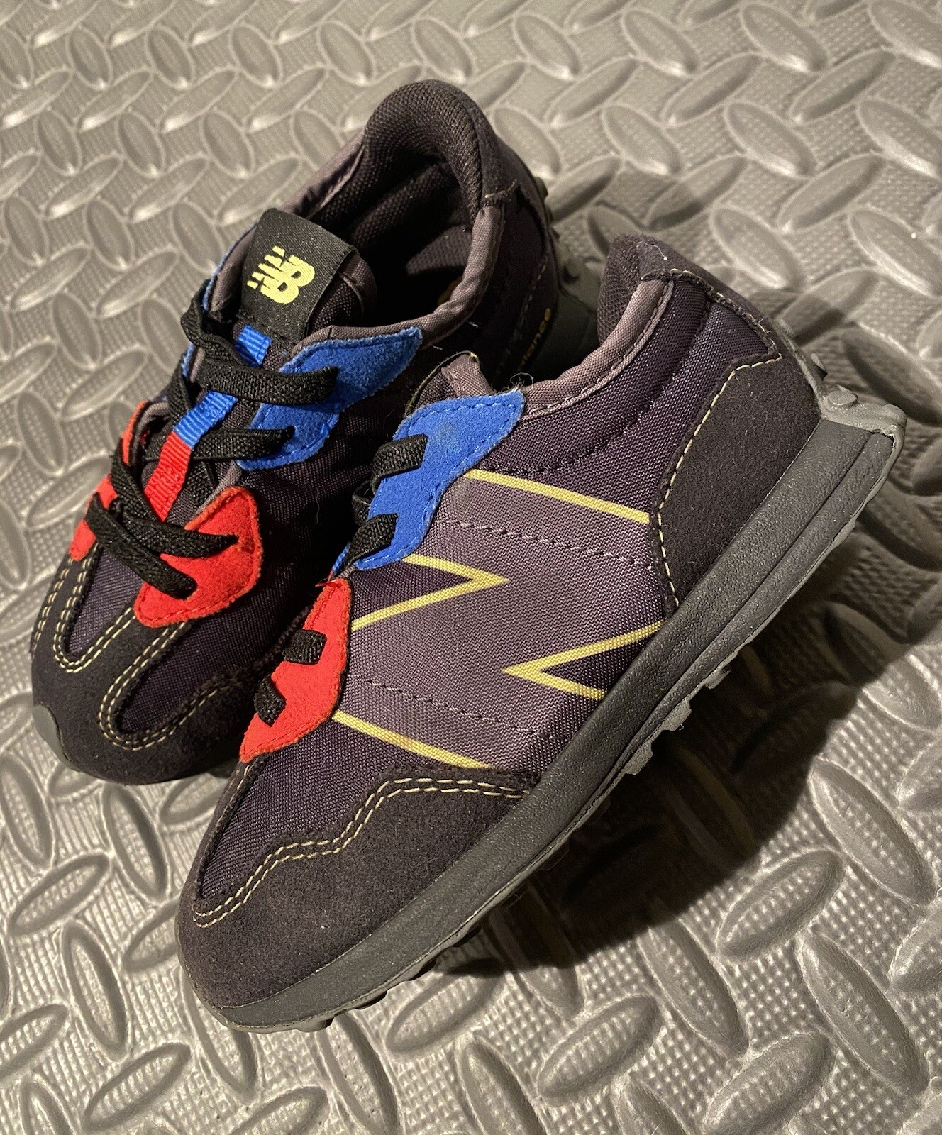 Zapatos New Balance 327 negros rojos azules IH327BC1 talla 9c niños pequeños