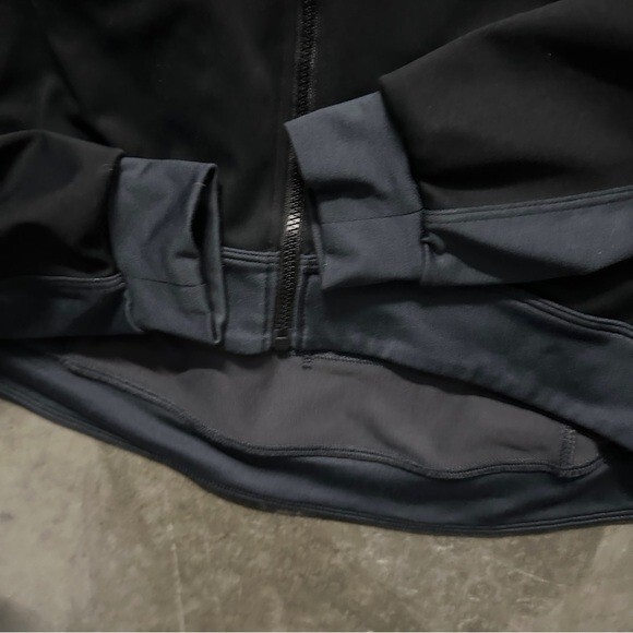 Giacca con cappuccio Arc'Teryx Windstopper nera cerniera intera nera