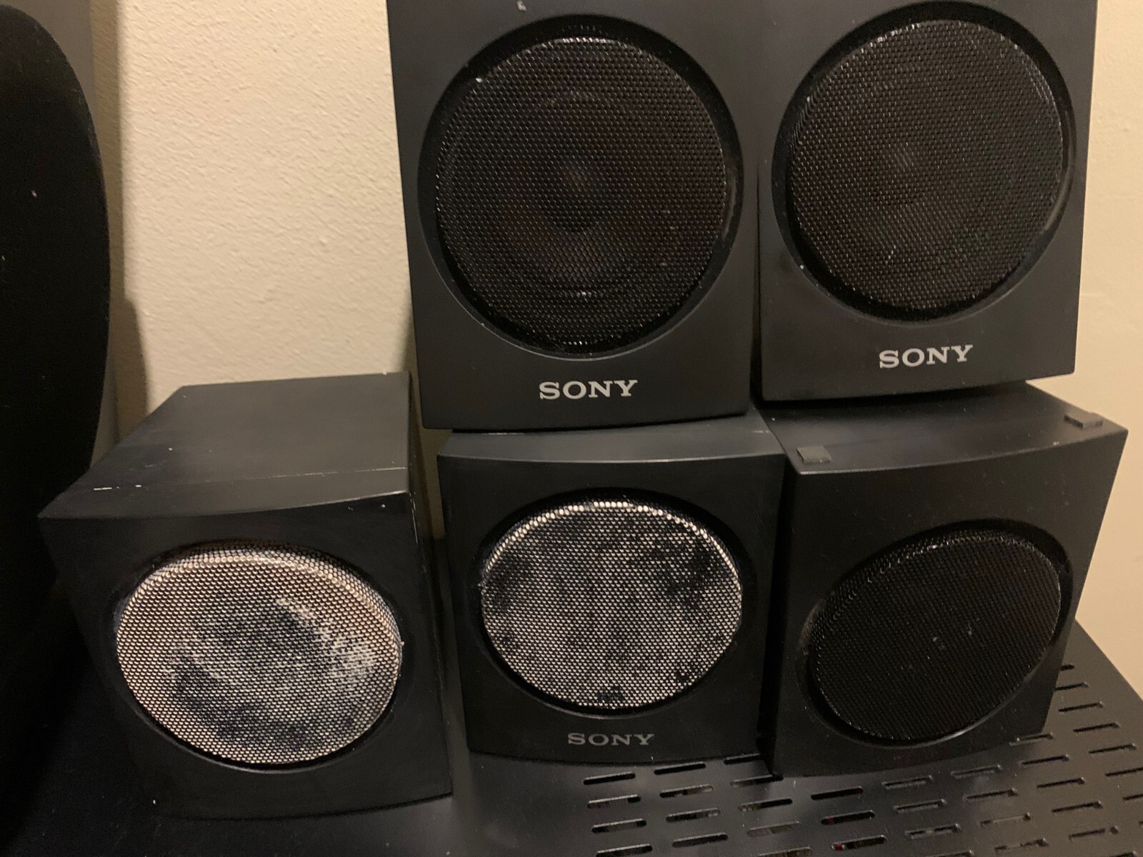 Sony DVD Home Theatre System DAVTZ135 5 Speakers with Sub and Remote