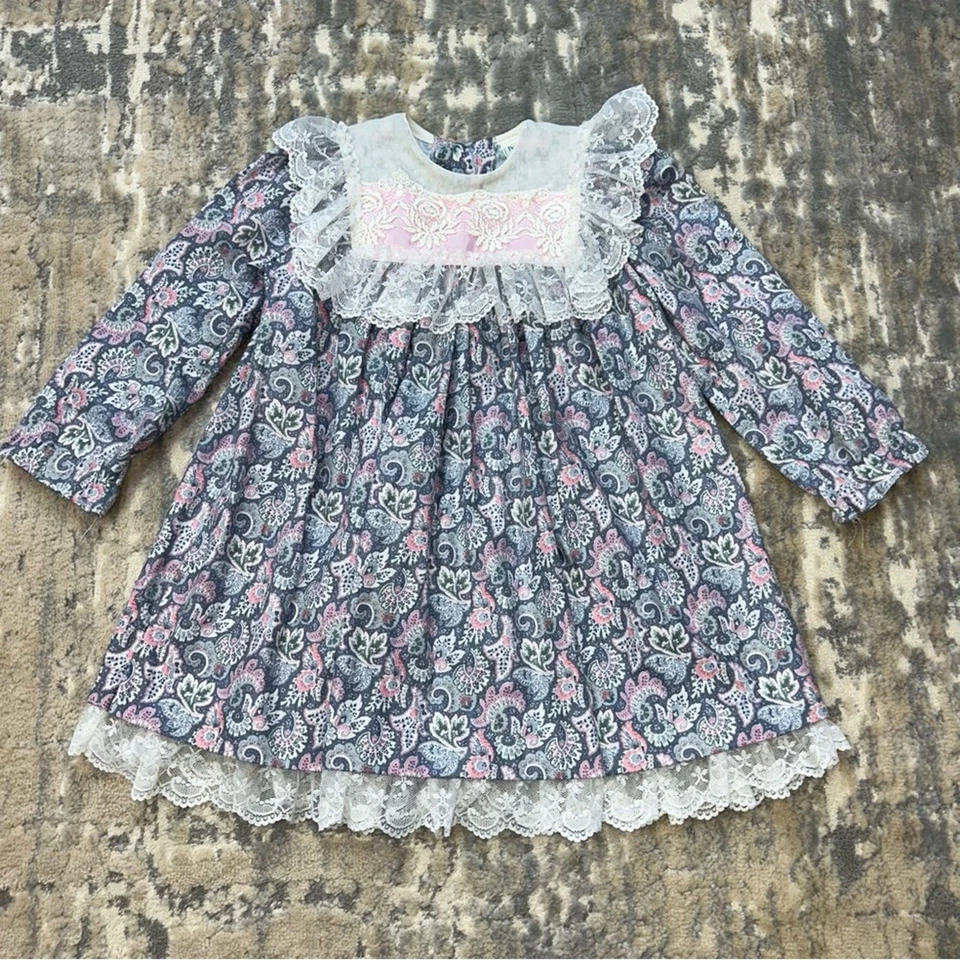 复古桃子 'n 奶油灰色粉红色佩斯利荷叶边连衣裙 4 码 — 第 2/4 张图片