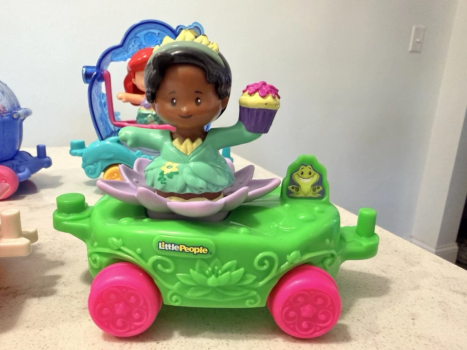 Conjunto de 6 flutuadores e bonecos Fisher Price Little People Disney Princess Parade - Imagem 3 de 4