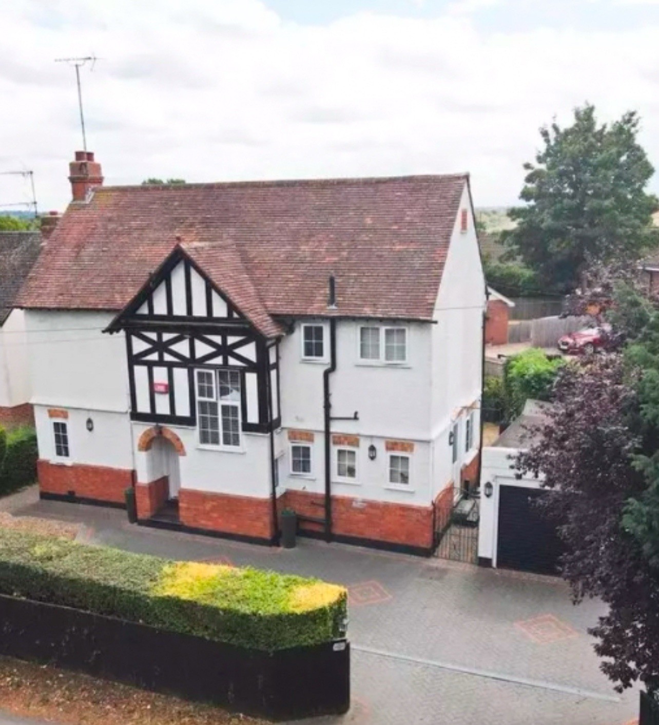 5 bedroom Detached House For Sale Close to train Station and Schools