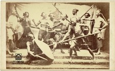 PHOTO CDV SAÏGON Ca 1860 Troupes représentant guerriers et armes ethnographiques