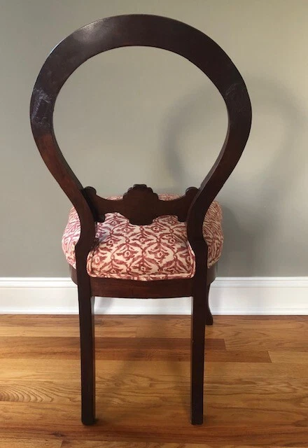 Silla victoriana de finales del siglo XIX tallada con respaldo de globo de caoba Foto 2 de 4