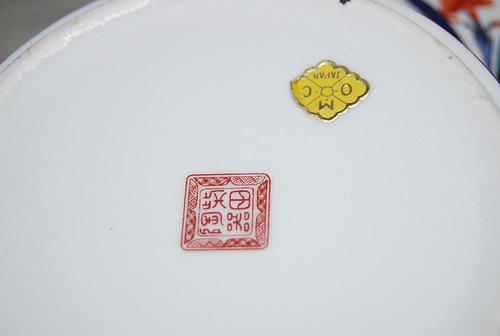 NICE VINTAGE FLOWER AND IMARI WORK DECORATED ROUND PORCELAIN TABLE CABINET BOX - Picture 8 of 12