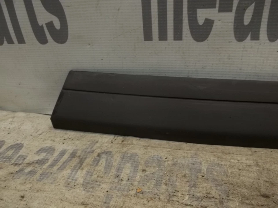 Mercedes-Benz Clase E W124 1986-1989 OEM guardabarros delantero derecho moldura inferior Foto 4 de 4