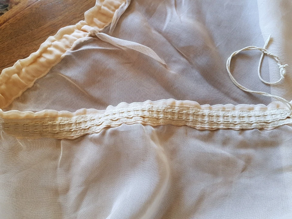 Rideau/Store/ des années 50 en voilage brodé de fleurs  ,230 cm x 230 cm - Photo 4/4