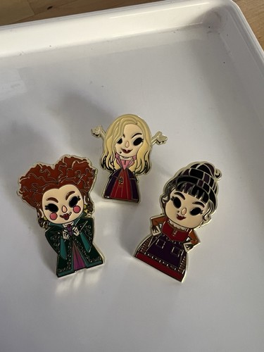 Juego de 3 prendedores Disney Loungefly Hocus Pocus - Sanderson Sisters Mary, Winnie & Sarah - Imagen 7 de 9