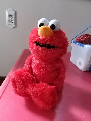 Sesame Street Elmo Love to Hug Bilingual Talking Singing Interactive Plush Toy 