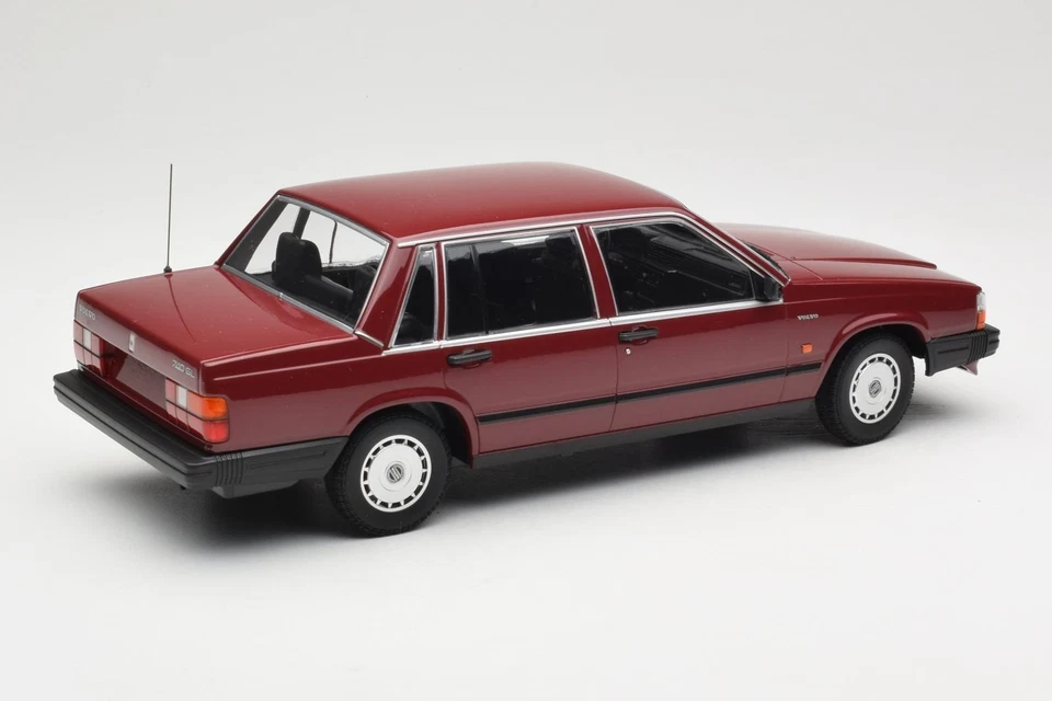 155171704 Volvo 740 GL Red Minichamps 1/18 - Immagine 2 di 4
