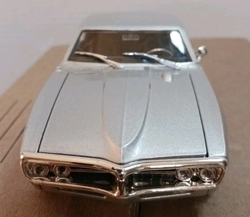 WELLY 1:24 Scale Diecast Model 1967 PONTIAC FIREBIRD 326 H.D. Silver - Image 2 of 4