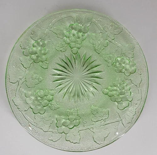 Vintage Green Depression Glass Plate Uranium Grapes Leaves Vines Pattern 8 3/8"
