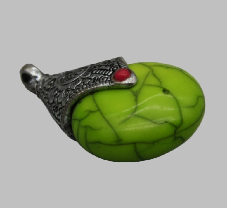 Antiguo Colgante Vintage Piedra Craquelada Verde Ornamentado Plata Metal Rojo Detalle Decoración Foto 3 de 4