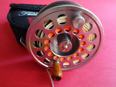 EINE SUPER LEICHT GEBRAUCHTE VERKLEIDETE PFLUEGER TRION 2858 4 1/8'' LACHSFLIEGENROLLE + SCHNUR
