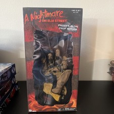 NECA Nightmare on Elm Street 1984: Freddy Krueger Glove - Replica