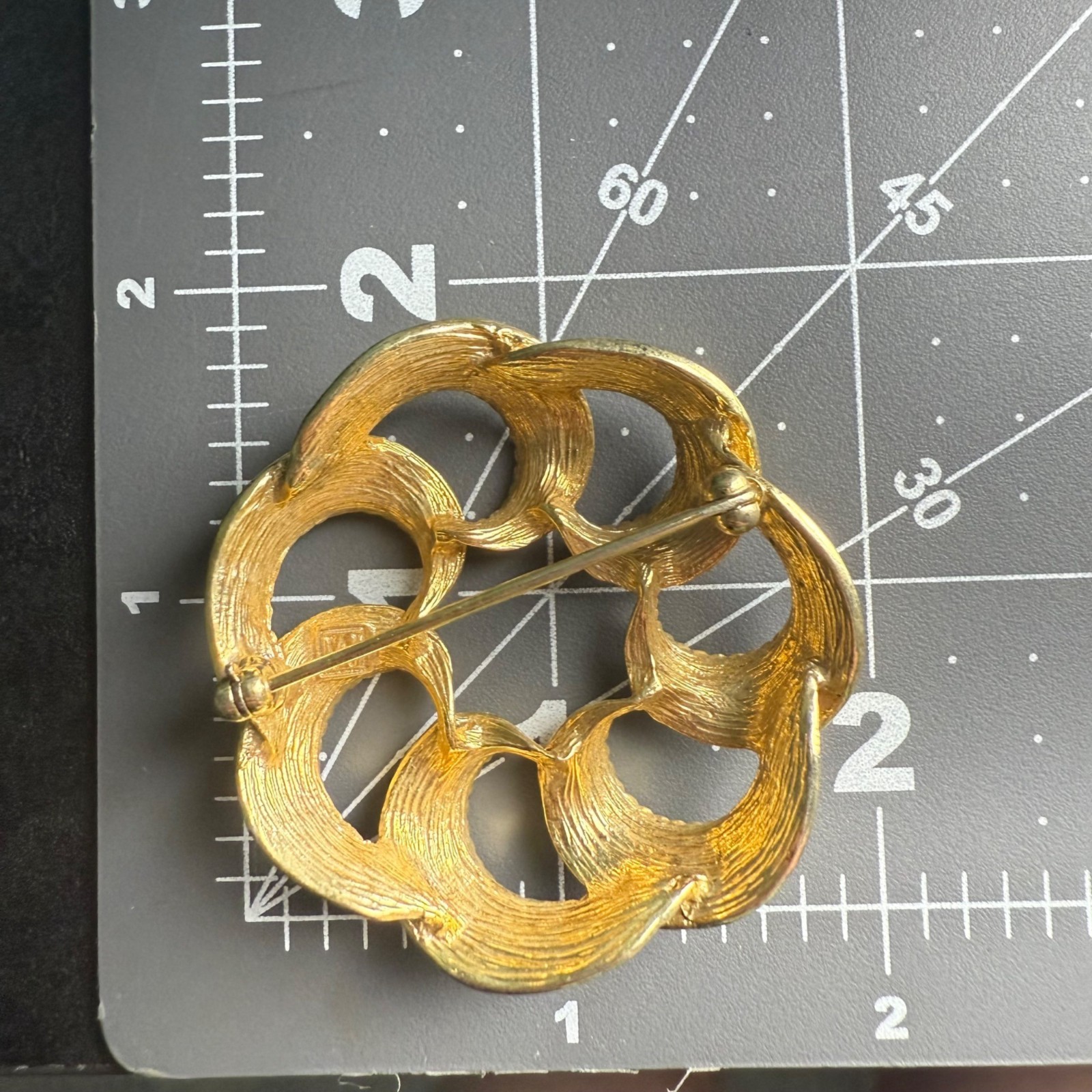 Gold-Tone Textured Interlocking Circle Vintage Br… - image 6