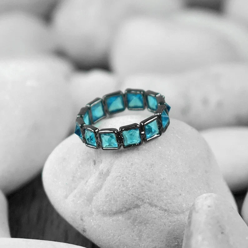 Anillo negro para mujer 4 quilates corte princesa simulado topacio azul enchapado en oro negro 14k Foto 2 de 4