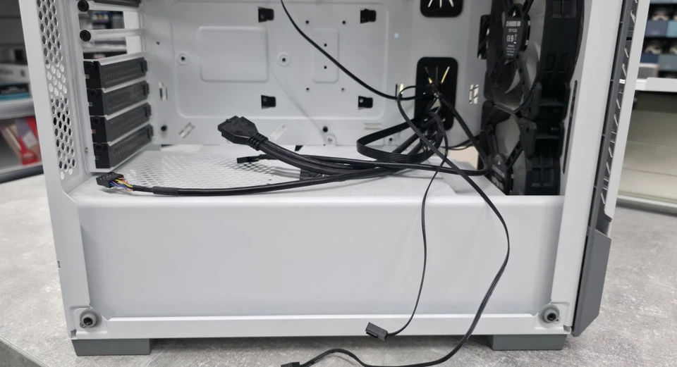 Corsair 220T Airflow Tempered Glass Mid-Tower Smart Case - White - Image 3 of 4