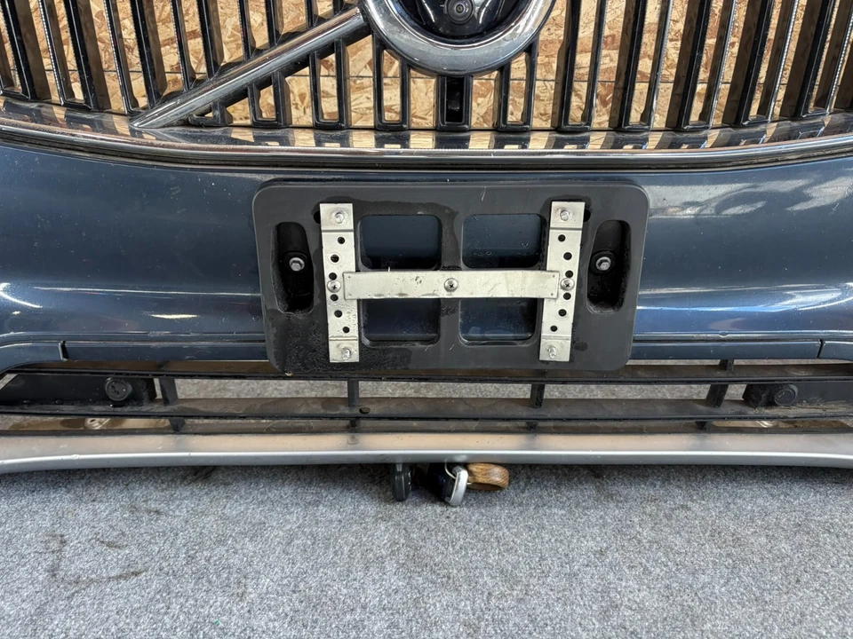 PARAGOLPES DELANTERO VOLVO XC90 2016-19 CON REJILLA Y MONTAJE DE CÁMARA AZUL OEM (DAÑADO) Foto 3 de 4