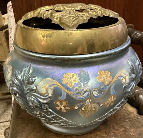 "Limited Edition" Fenton art glass Favrene daisy jar vase