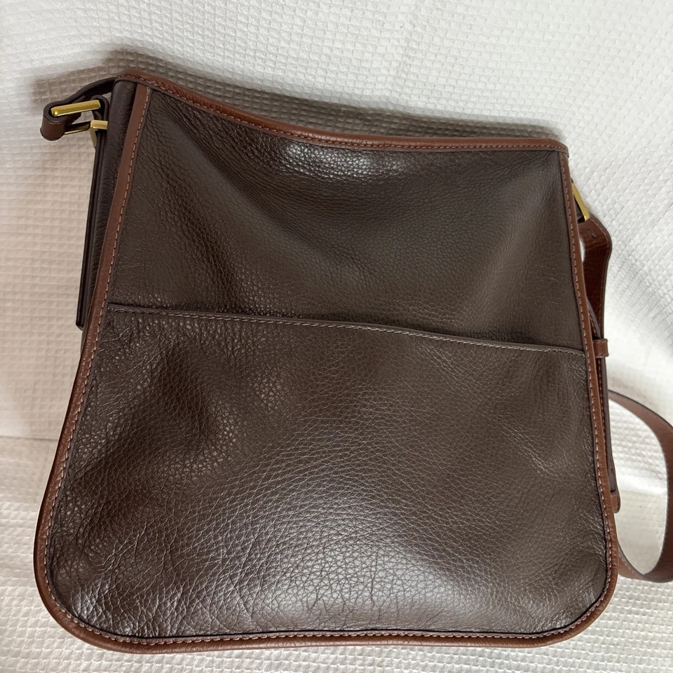 Blusa tiracolo Fossil Color Block Heritage hobo couro pebble marrom e preto com zíper - Imagem 4 de 4